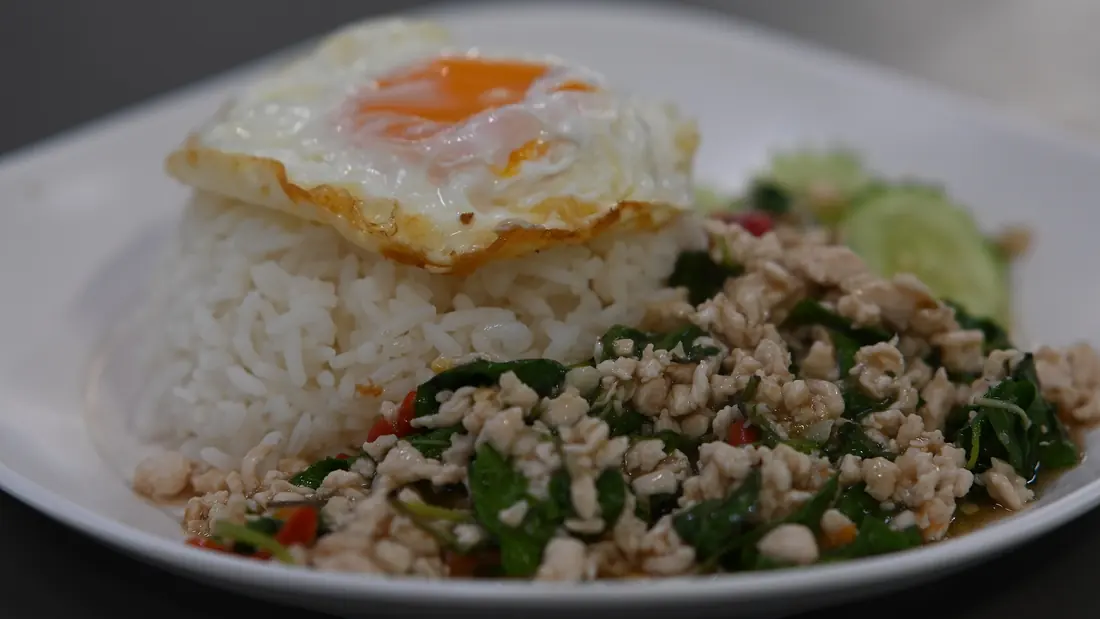 A plate of rice, chicken and vegetables